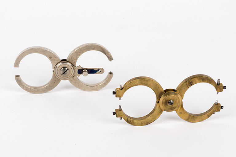 Outils produits dans la commune (collection René Laithier, mairie des Gras) : huit-chiffres. © Sonia Dourlot / Région Bourgogne-Franche-Comté, Inventaire du patrimoine - 2017 Outils produits dans la commune (collection René Laithier, mairie des Gras) : huit-chiffres. © Sonia Dourlot / Région Bourgogne-Franche-Comté, Inventaire du patrimoine - 2017