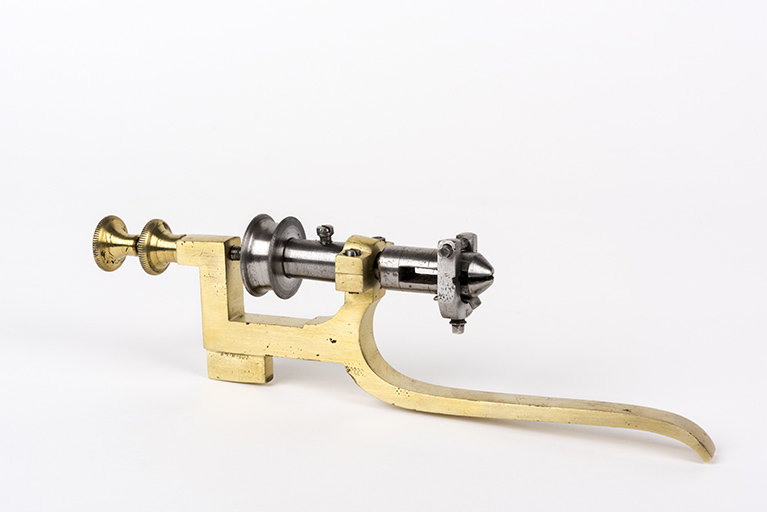 Outils produits dans la commune (collection René Laithier, mairie des Gras) : tour à équarrir (ou à équarrisser). © Sonia Dourlot / Région Bourgogne-Franche-Comté, Inventaire du patrimoine - 2017 Outils produits dans la commune (collection René Laithier, mairie des Gras) : tour à équarrir (ou à équarrisser). © Sonia Dourlot / Région Bourgogne-Franche-Comté, Inventaire du patrimoine - 2017