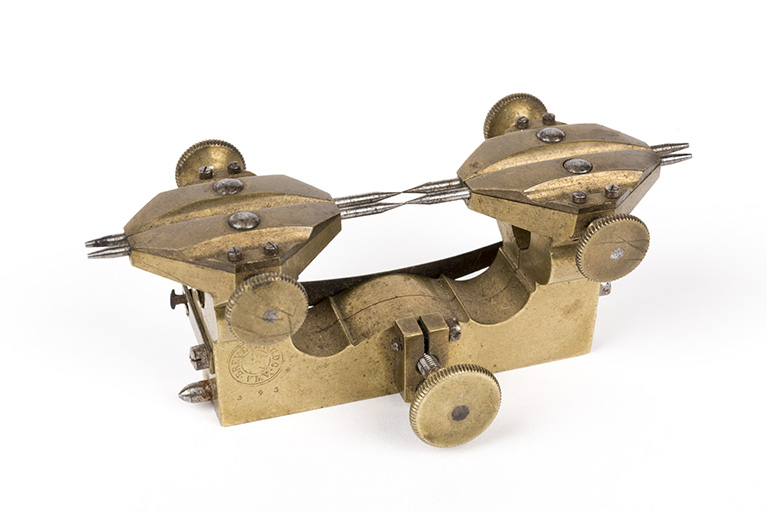 Outils produits dans la commune (collection René Laithier, mairie des Gras) : compas aux engrenages. © Sonia Dourlot / Région Bourgogne-Franche-Comté, Inventaire du patrimoine - 2017 Outils produits dans la commune (collection René Laithier, mairie des Gras) : compas aux engrenages. © Sonia Dourlot / Région Bourgogne-Franche-Comté, Inventaire du patrimoine - 2017