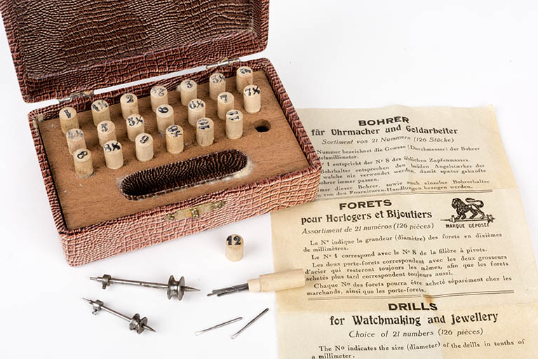 Outils produits dans la commune (collection René Laithier, mairie des Gras) : forets pour horlogers et bijoutiers réalisés par Narcisse Moyse. © Sonia Dourlot / Région Bourgogne-Franche-Comté, Inventaire du patrimoine - 2017 Outils produits dans la commune (collection René Laithier, mairie des Gras) : forets pour horlogers et bijoutiers réalisés par Narcisse Moyse. © Sonia Dourlot / Région Bourgogne-Franche-Comté, Inventaire du patrimoine - 2017