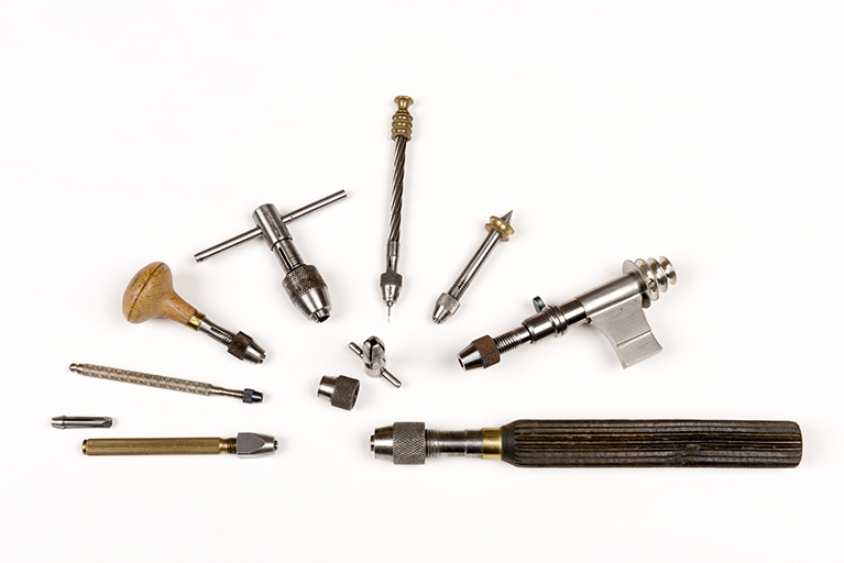 Outils produits dans la commune (collection René Laithier, mairie des Gras) : tournevis, pinces à morille, mandrins, drilles à main et tourets à percer. © Sonia Dourlot / Région Bourgogne-Franche-Comté, Inventaire du patrimoine - 2017 Outils produits dans la commune (collection René Laithier, mairie des Gras) : tournevis, pinces à morille, mandrins, drilles à main et tourets à percer. © Sonia Dourlot / Région Bourgogne-Franche-Comté, Inventaire du patrimoine - 2017