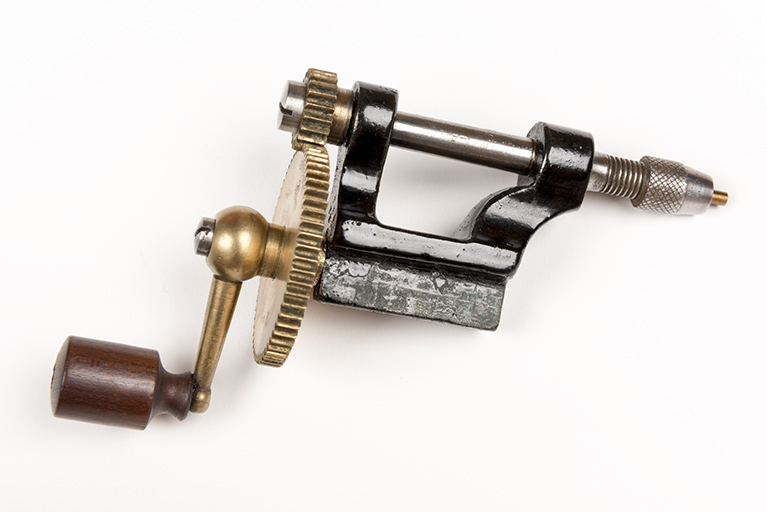 Outils produits dans la commune (collection René Laithier, mairie des Gras) : estrapade. © Sonia Dourlot / Région Bourgogne-Franche-Comté, Inventaire du patrimoine - 2017 Outils produits dans la commune (collection René Laithier, mairie des Gras) : estrapade. © Sonia Dourlot / Région Bourgogne-Franche-Comté, Inventaire du patrimoine - 2017