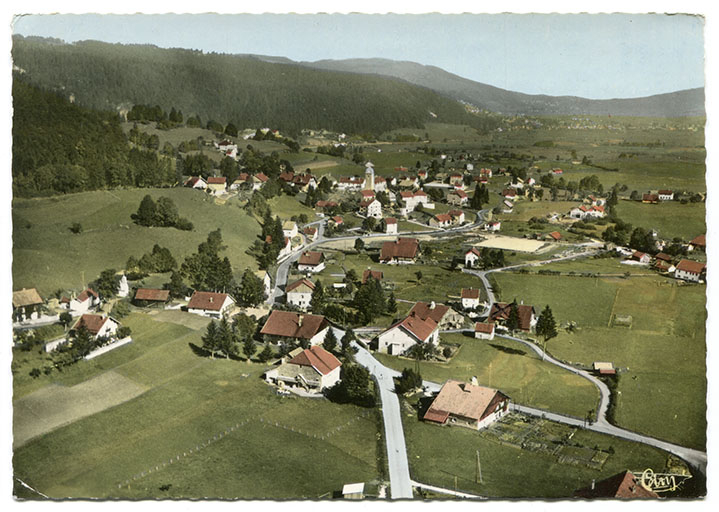Grand'Combe-Châteleu (25. Doubs). Vue générale aérienne, 3e quart 20e siècle [avant 1970]. La ferme est visible au centre. © Laurent Poupard / CIM - 2017