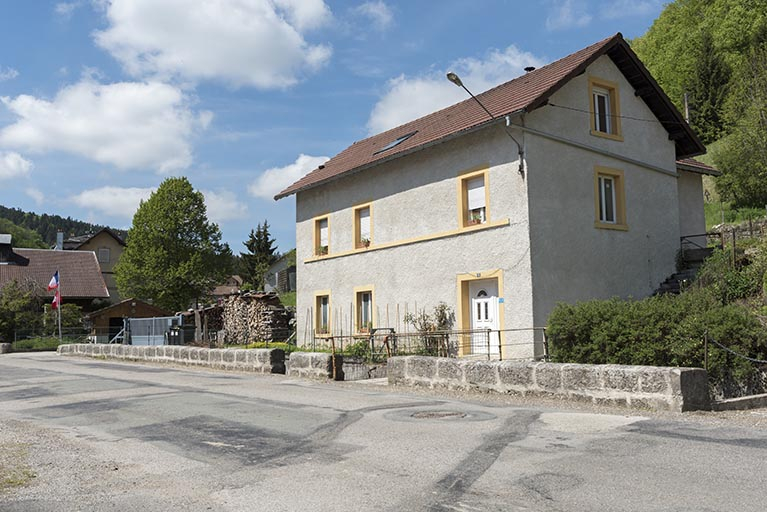 Façades antérieure et latérale droite. © Sonia Dourlot / Région Bourgogne-Franche-Comté, Inventaire du patrimoine - 2017 Façades antérieure et latérale droite. © Sonia Dourlot / Région Bourgogne-Franche-Comté, Inventaire du patrimoine - 2017