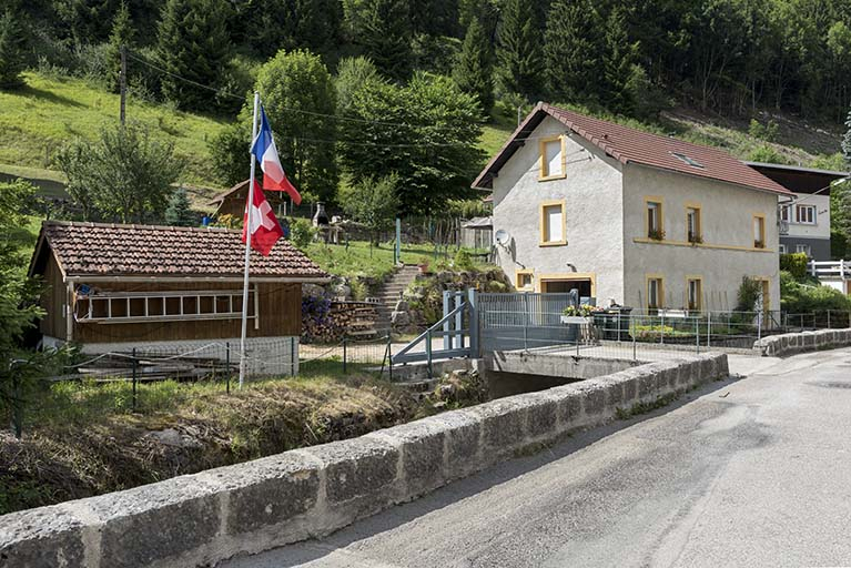 Vue d'ensemble, depuis le sud (façades antérieure et latérale gauche). © Sonia Dourlot / Région Bourgogne-Franche-Comté, Inventaire du patrimoine - 2017 Vue d'ensemble, depuis le sud (façades antérieure et latérale gauche). © Sonia Dourlot / Région Bourgogne-Franche-Comté, Inventaire du patrimoine - 2017