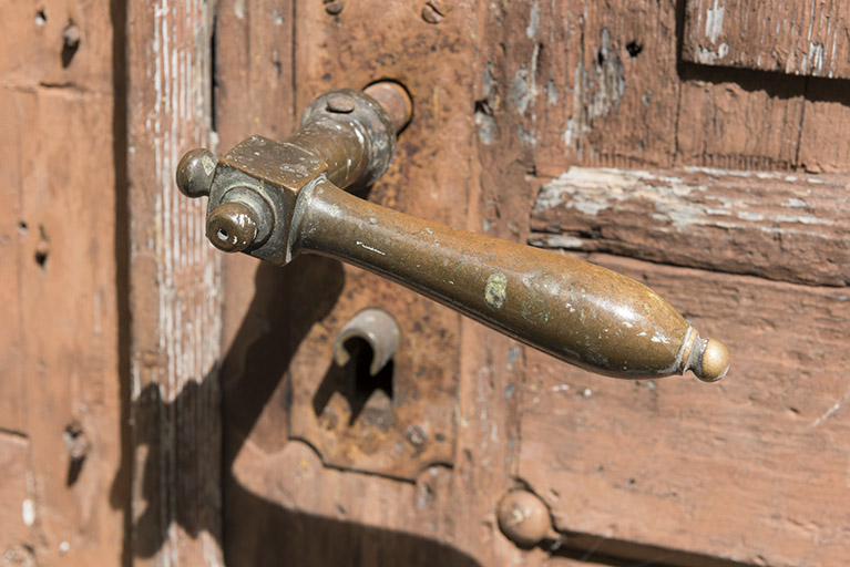 Usine, façade antérieure : poignée de la porte. © Sonia Dourlot / Région Bourgogne-Franche-Comté, Inventaire du patrimoine - 2017