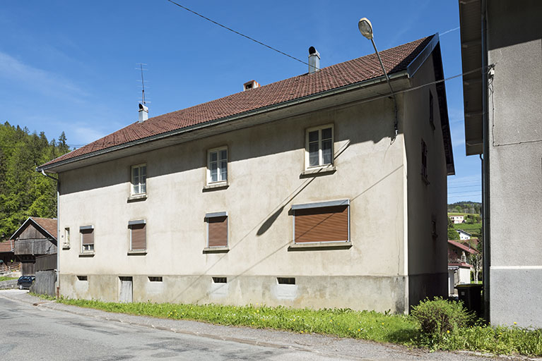 Immeuble : façade latérale droite, de trois quarts droite. © Sonia Dourlot / Région Bourgogne-Franche-Comté, Inventaire du patrimoine - 2017