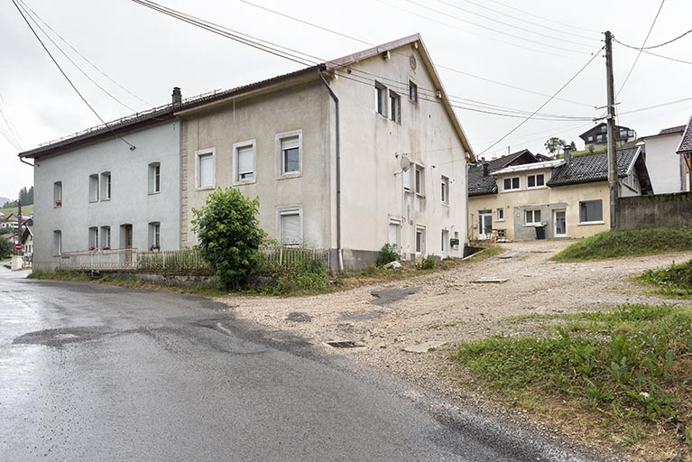 Vue d'ensemble, depuis le nord-ouest. Bâtiment d'origine à gauche (la partie de la famille Baron est en beige) et atelier à l'arrière-plan à droite. © Sonia Dourlot / Région Bourgogne-Franche-Comté, Inventaire du patrimoine - 2017