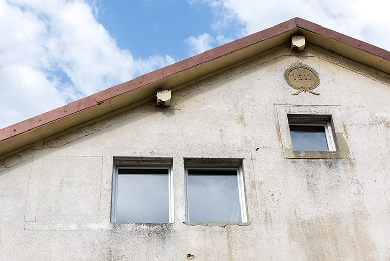 Bâtiment d'origine, façade latérale droite : baie multiple et date. © Sonia Dourlot / Région Bourgogne-Franche-Comté, Inventaire du patrimoine - 2017