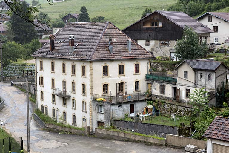 Immeuble et dépendance, depuis le nord-ouest. © Sonia Dourlot / Région Bourgogne-Franche-Comté, Inventaire du patrimoine - 2017