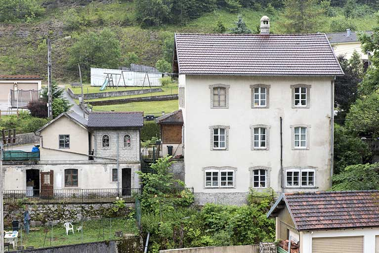 Maison (façade postérieure), atelier, garage et dépendance, depuis le nord. © Sonia Dourlot / Région Bourgogne-Franche-Comté, Inventaire du patrimoine - 2017