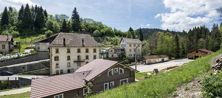 Un site de fonderie et fabrique d'outillage : l'affaire Mesnier (1873 et 1907-1908) puis Dornier et Les Fils de Virgile Amyot, 4-6 rue du Moulin. L'usine LFA se trouvait au premier plan à droite. © Sonia Dourlot / Région Bourgogne-Franche-Comté, Inventaire du patrimoine - 2017 Un site de fonderie et fabrique d'outillage : l'affaire Mesnier (1873 et 1907-1908) puis Dornier et Les Fils de Virgile Amyot, 4-6 rue du Moulin. L'usine LFA se trouvait au premier plan à droite. © Sonia Dourlot / Région Bourgogne-Franche-Comté, Inventaire du patrimoine - 2017