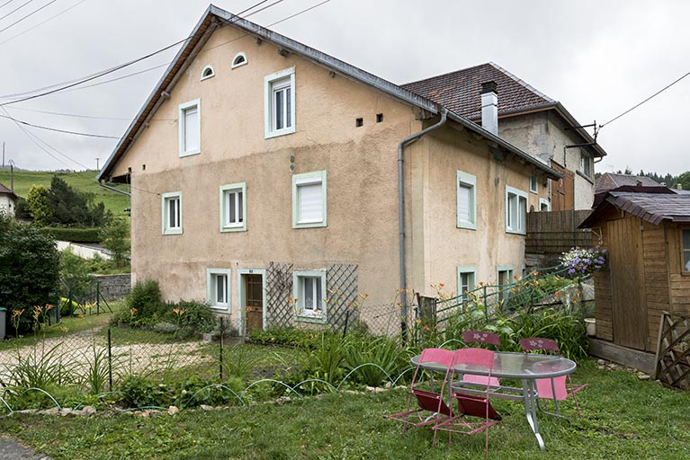 Façades antérieure et latérale droite. © Sonia Dourlot / Région Bourgogne-Franche-Comté, Inventaire du patrimoine - 2017