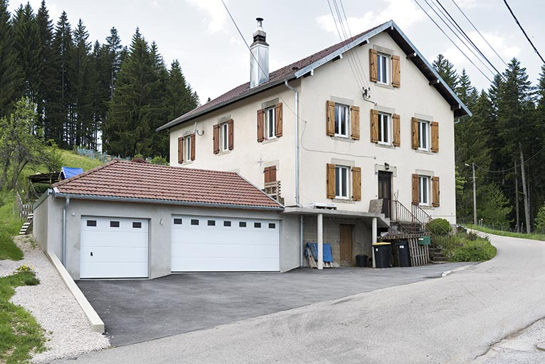 Façades antérieure et latérale gauche. © Sonia Dourlot / Région Bourgogne-Franche-Comté, Inventaire du patrimoine - 2017