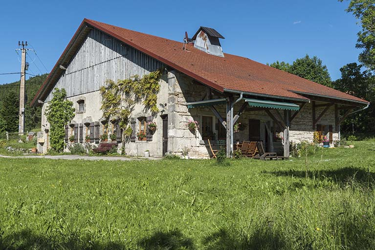 Façades antérieure et latérale droite. © Sonia Dourlot / Région Bourgogne-Franche-Comté, Inventaire du patrimoine - 2017