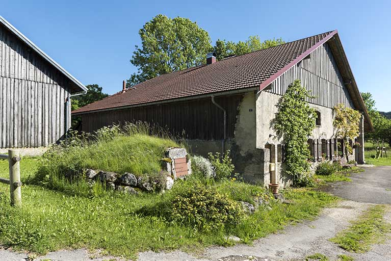 Façades antérieure et latérale gauche (avec la citerne au prtemier plan). © Sonia Dourlot / Région Bourgogne-Franche-Comté, Inventaire du patrimoine - 2017