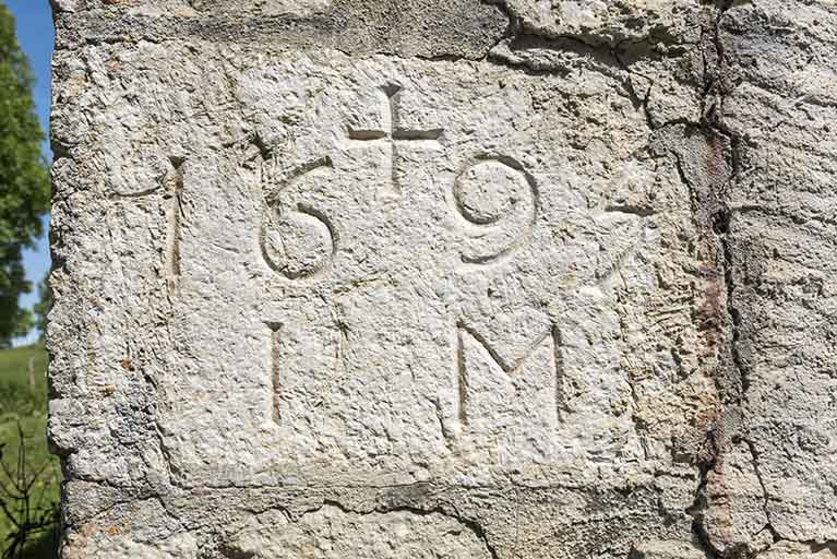 Date 1695 (façade antérieure, angle sud-ouest). © Sonia Dourlot / Région Bourgogne-Franche-Comté, Inventaire du patrimoine - 2017