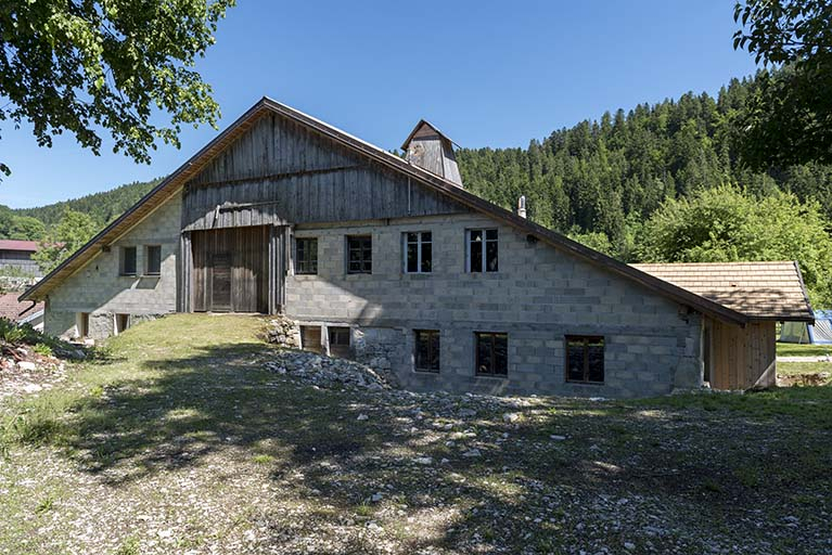 Façade postérieure, de trois quarts droite. © Sonia Dourlot / Région Bourgogne-Franche-Comté, Inventaire du patrimoine - 2017