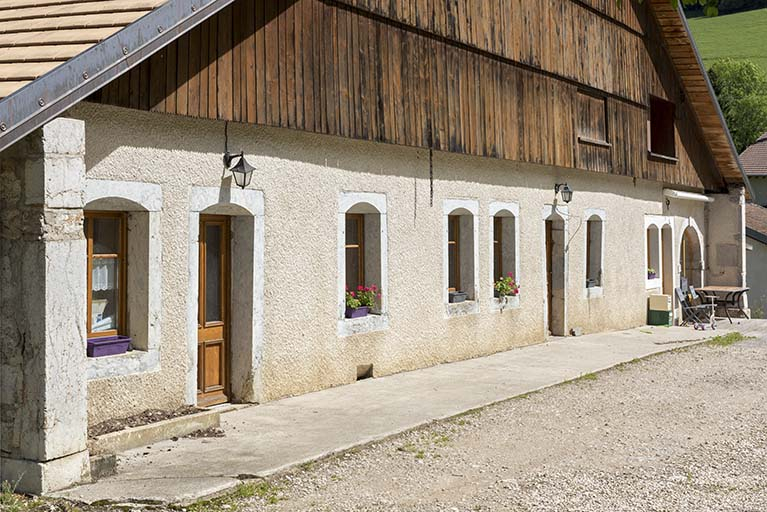 Façade antérieure, vue en enfilade. © Sonia Dourlot / Région Bourgogne-Franche-Comté, Inventaire du patrimoine - 2017