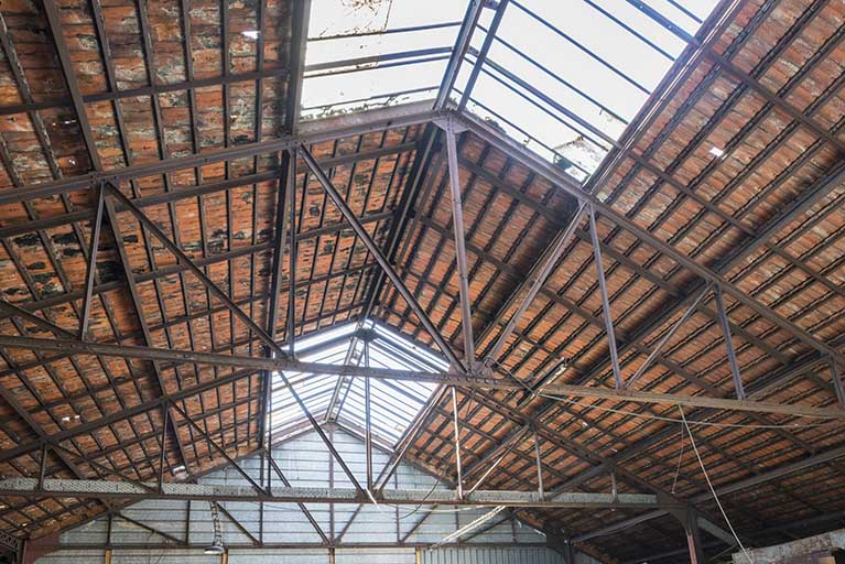 Atelier de fabrication (2e moitié 20e siècle). Détail de la charpente et de la couverture. © Jérôme Mongreville / Région Bourgogne-Franche-Comté, Inventaire du patrimoine - 2017 Atelier de fabrication (2e moitié 20e siècle). Détail de la charpente et de la couverture. © Jérôme Mongreville / Région Bourgogne-Franche-Comté, Inventaire du patrimoine - 2017