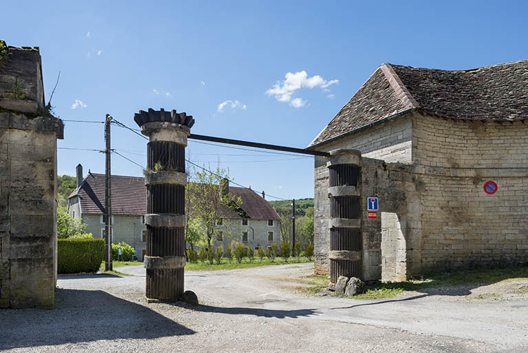 Portique d'entrée. © Jérôme Mongreville / Région Bourgogne-Franche-Comté, Inventaire du patrimoine - 2017 Portique d'entrée. © Jérôme Mongreville / Région Bourgogne-Franche-Comté, Inventaire du patrimoine - 2017