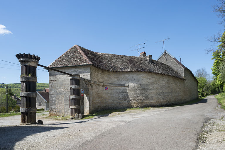 Entrée de l'usine et aile nord des logements ouvriers. © Jérôme Mongreville / Région Bourgogne-Franche-Comté, Inventaire du patrimoine - 2017 Entrée de l'usine et aile nord des logements ouvriers. © Jérôme Mongreville / Région Bourgogne-Franche-Comté, Inventaire du patrimoine - 2017