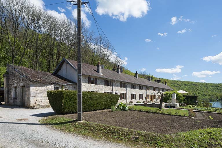 Logement ouvrier sud. Vue de trois quarts. © Jérôme Mongreville / Région Bourgogne-Franche-Comté, Inventaire du patrimoine - 2017 Logement ouvrier sud. Vue de trois quarts. © Jérôme Mongreville / Région Bourgogne-Franche-Comté, Inventaire du patrimoine - 2017