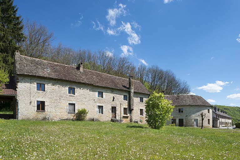 Logements ouvriers encadrant l'entrée de l'usine. © Jérôme Mongreville / Région Bourgogne-Franche-Comté, Inventaire du patrimoine - 2017 Logements ouvriers encadrant l'entrée de l'usine. © Jérôme Mongreville / Région Bourgogne-Franche-Comté, Inventaire du patrimoine - 2017