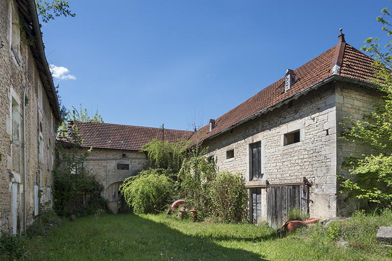 Remise et écurie. © Jérôme Mongreville / Région Bourgogne-Franche-Comté, Inventaire du patrimoine - 2017 Remise et écurie. © Jérôme Mongreville / Région Bourgogne-Franche-Comté, Inventaire du patrimoine - 2017