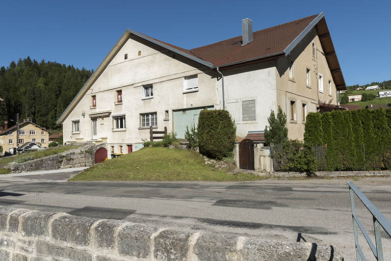 Façade antérieure, de trois quarts droite. © Sonia Dourlot / Région Bourgogne-Franche-Comté, Inventaire du patrimoine - 2017