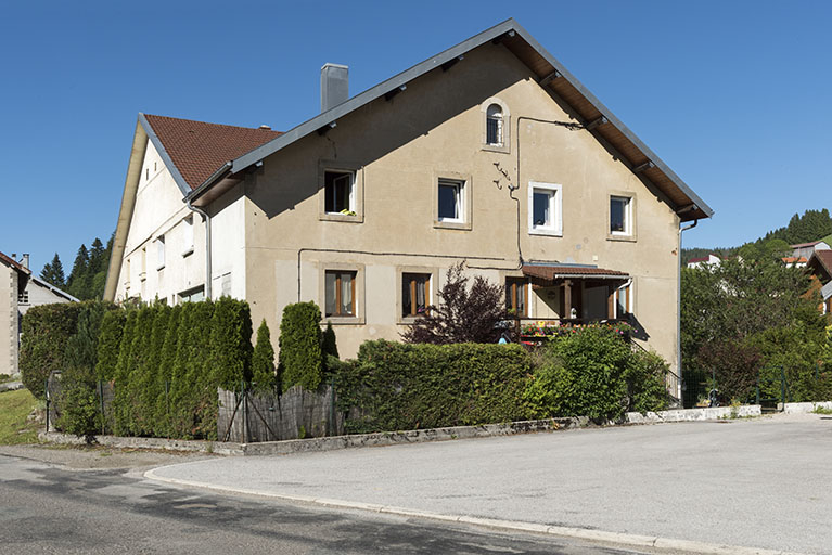 Façade latérale droite. L'emplacement des fenêtres bouchées est visible au 1er étage. © Sonia Dourlot / Région Bourgogne-Franche-Comté, Inventaire du patrimoine - 2017