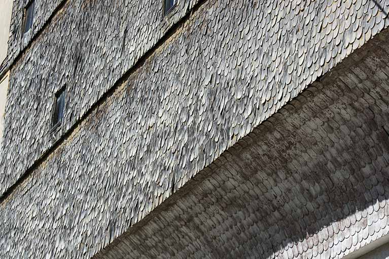 Façade postérieure : rang pendu et essentage de tavaillons. © Sonia Dourlot / Région Bourgogne-Franche-Comté, Inventaire du patrimoine - 2017