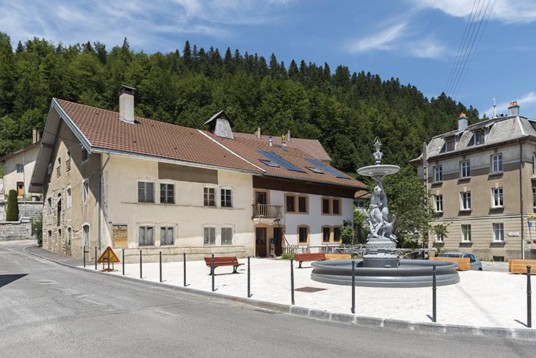 Vue d'ensemble du bâtiment et de la place. © Sonia Dourlot / Région Bourgogne-Franche-Comté, Inventaire du patrimoine - 2017