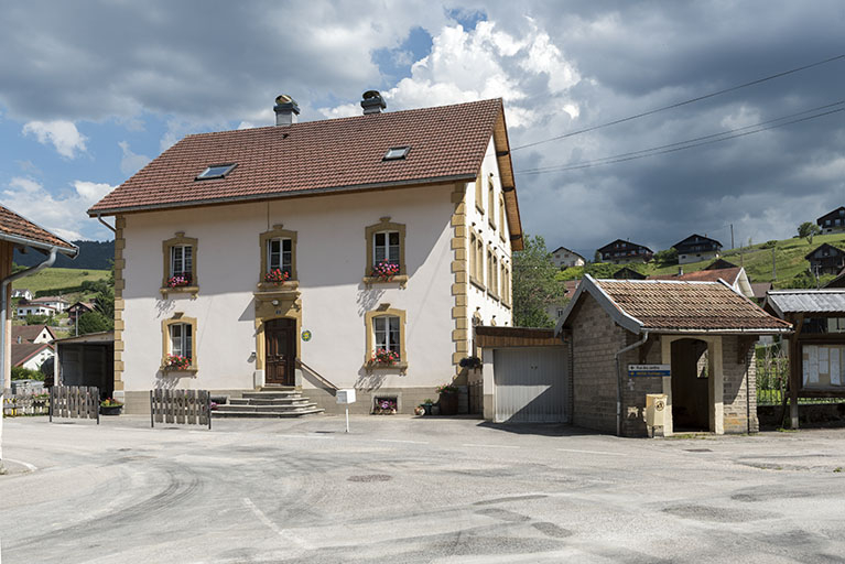 Façade antérieure, de trois quarts droite. © Sonia Dourlot / Région Bourgogne-Franche-Comté, Inventaire du patrimoine - 2017