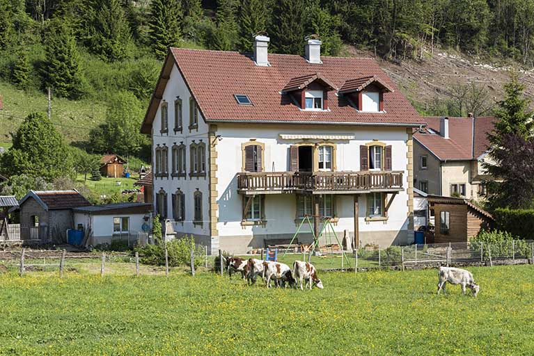 Façade postérieure, de trois quarts gauche. © Sonia Dourlot / Région Bourgogne-Franche-Comté, Inventaire du patrimoine - 2017