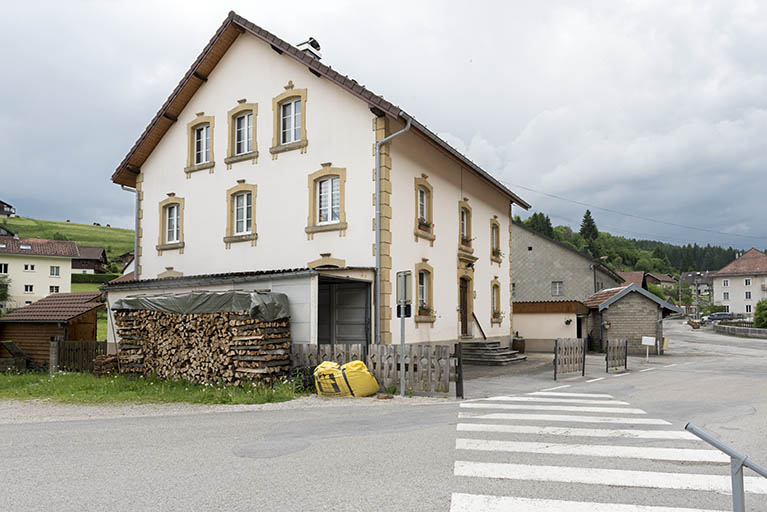 Façades antérieure et latérale gauche. © Sonia Dourlot / Région Bourgogne-Franche-Comté, Inventaire du patrimoine - 2017