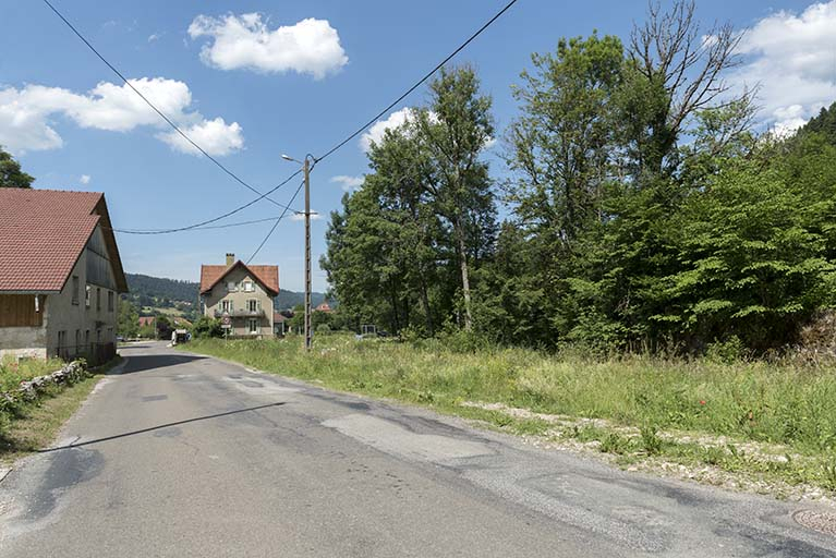 Vue d'ensemble depuis le sud : à gauche la ferme-atelier, à droite l'emplacement de la taillanderie Nicod (puis scierie Jacquet). © Sonia Dourlot / Région Bourgogne-Franche-Comté, Inventaire du patrimoine - 2017 Vue d'ensemble depuis le sud : à gauche la ferme-atelier, à droite l'emplacement de la taillanderie Nicod (puis scierie Jacquet). © Sonia Dourlot / Région Bourgogne-Franche-Comté, Inventaire du patrimoine - 2017