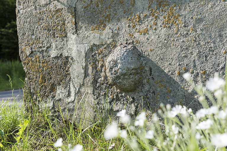 Façade nord : pierre avec relief hémisphérique. © Sonia Dourlot / Région Bourgogne-Franche-Comté, Inventaire du patrimoine - 2017 Façade nord : pierre avec relief hémisphérique. © Sonia Dourlot / Région Bourgogne-Franche-Comté, Inventaire du patrimoine - 2017