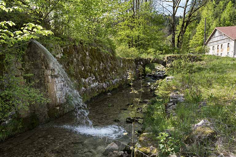 Emplacement de la taillanderie Nicod (puis scierie Jacquet) et pont au-dessus du Théverot. © Sonia Dourlot / Région Bourgogne-Franche-Comté, Inventaire du patrimoine - 2017 Emplacement de la taillanderie Nicod (puis scierie Jacquet) et pont au-dessus du Théverot. © Sonia Dourlot / Région Bourgogne-Franche-Comté, Inventaire du patrimoine - 2017