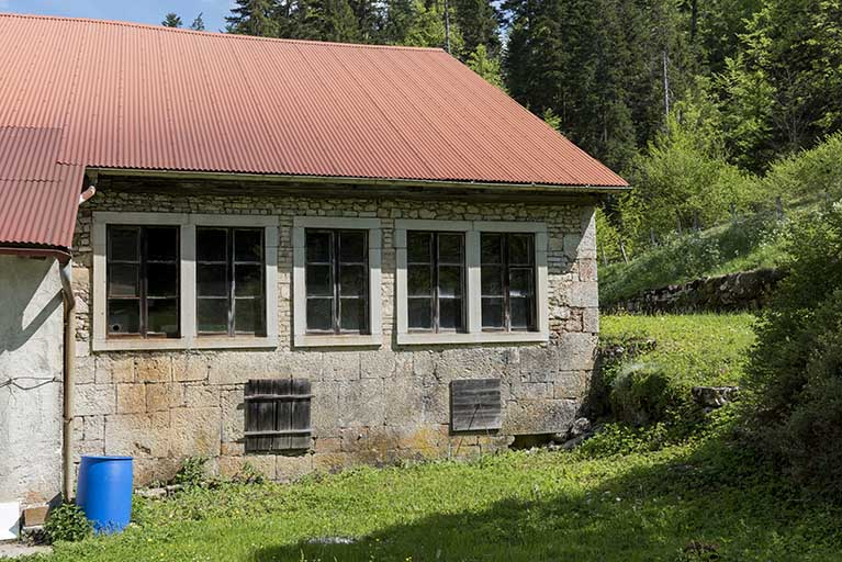 Façade latérale droite (sud) : baies horlogères de l'atelier. © Sonia Dourlot / Région Bourgogne-Franche-Comté, Inventaire du patrimoine - 2017