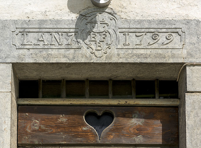 Façade antérieure : linteau daté 1799. © Sonia Dourlot / Région Bourgogne-Franche-Comté, Inventaire du patrimoine - 2017