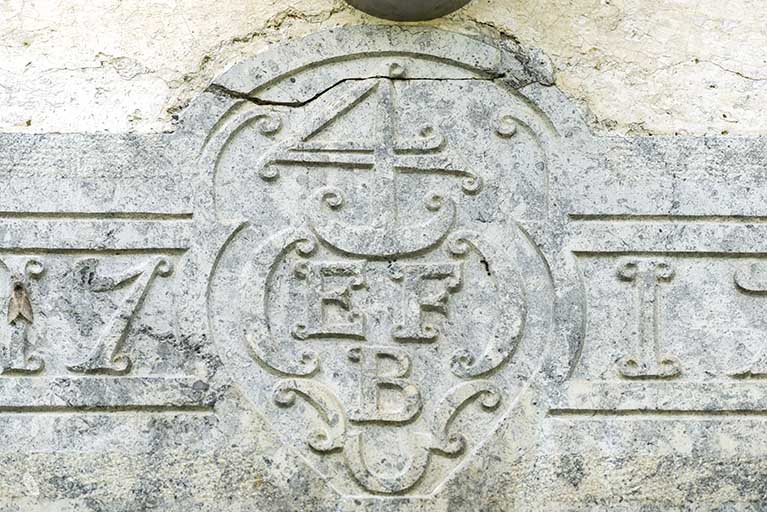 Façade antérieure : détail du 4 de chiffre sur le linteau daté 1799. © Sonia Dourlot / Région Bourgogne-Franche-Comté, Inventaire du patrimoine - 2017