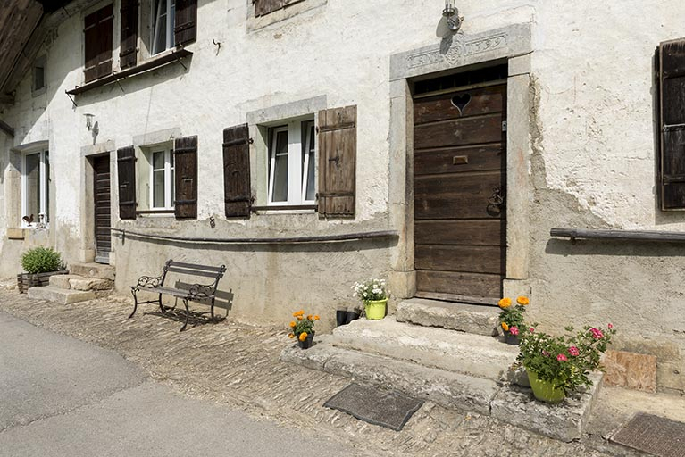 Façade antérieure : portes et fenêtres au rez-de-chaussée. © Sonia Dourlot / Région Bourgogne-Franche-Comté, Inventaire du patrimoine - 2017
