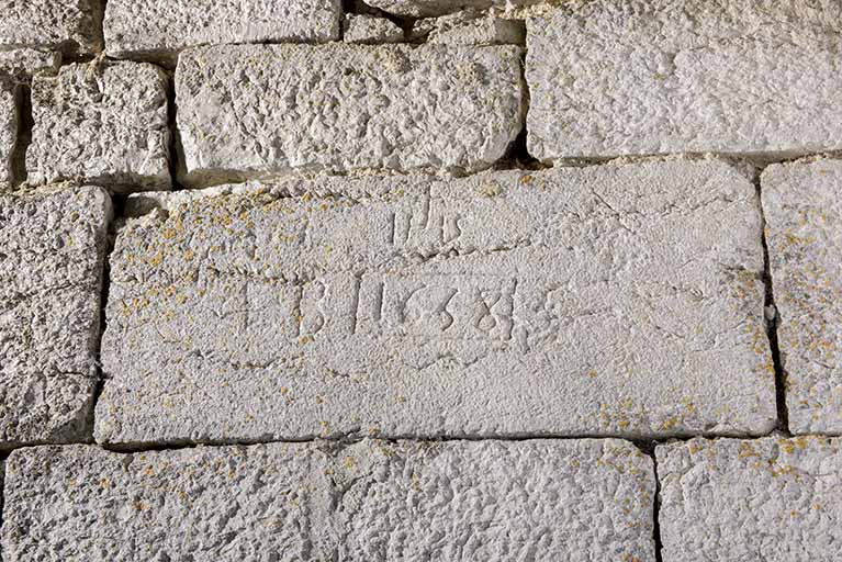 Façade latérale gauche (nord) : pierre portant la date 1658 (avec IHS). © Sonia Dourlot / Région Bourgogne-Franche-Comté, Inventaire du patrimoine - 2017