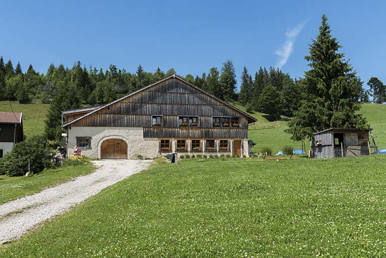 Le Grand Mont : ferme (18e siècle ou début 19e siècle) et atelier d'outillage de Philimin puis d'Ernest Dornier, 10 le Grand Mont. © Sonia Dourlot / Région Bourgogne-Franche-Comté, Inventaire du patrimoine - 2017 Le Grand Mont : ferme (18e siècle ou début 19e siècle) et atelier d'outillage de Philimin puis d'Ernest Dornier, 10 le Grand Mont. © Sonia Dourlot / Région Bourgogne-Franche-Comté, Inventaire du patrimoine - 2017