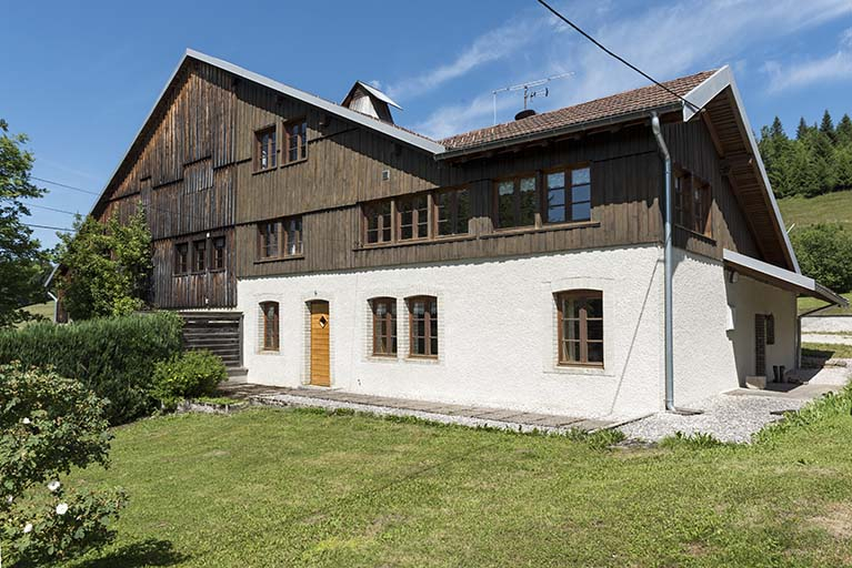 Façade antérieure, de trois quarts droite. © Sonia Dourlot / Région Bourgogne-Franche-Comté, Inventaire du patrimoine - 2017 Façade antérieure, de trois quarts droite. © Sonia Dourlot / Région Bourgogne-Franche-Comté, Inventaire du patrimoine - 2017