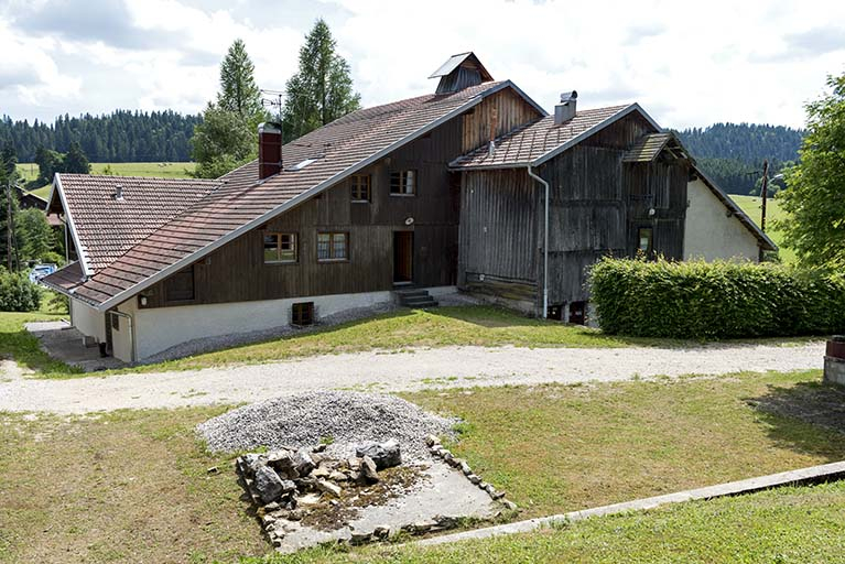 Façade postérieure, de trois quarts gauche. © Sonia Dourlot / Région Bourgogne-Franche-Comté, Inventaire du patrimoine - 2017