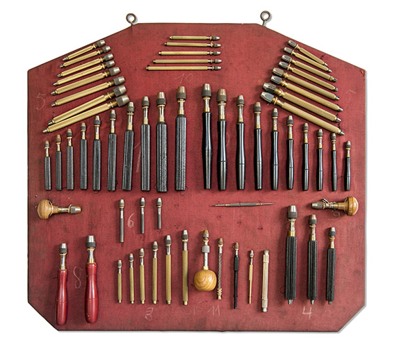 Présentoir à mandrins (pinces à morille), réalisé par Henri Py (collection Ginette Jacquet). © Sonia Dourlot / Région Bourgogne-Franche-Comté, Inventaire du patrimoine - 2017 Présentoir à mandrins (pinces à morille), réalisé par Henri Py (collection Ginette Jacquet). © Sonia Dourlot / Région Bourgogne-Franche-Comté, Inventaire du patrimoine - 2017