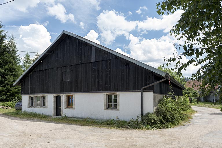 Façade antérieure, de trois quarts droite. © Sonia Dourlot / Région Bourgogne-Franche-Comté, Inventaire du patrimoine - 2017 Façade antérieure, de trois quarts droite. © Sonia Dourlot / Région Bourgogne-Franche-Comté, Inventaire du patrimoine - 2017