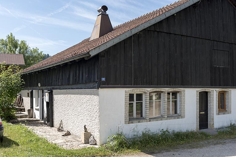 Façades antérieure (à fenêtres multiples) et latérale gauche. © Sonia Dourlot / Région Bourgogne-Franche-Comté, Inventaire du patrimoine - 2017 Façades antérieure (à fenêtres multiples) et latérale gauche. © Sonia Dourlot / Région Bourgogne-Franche-Comté, Inventaire du patrimoine - 2017